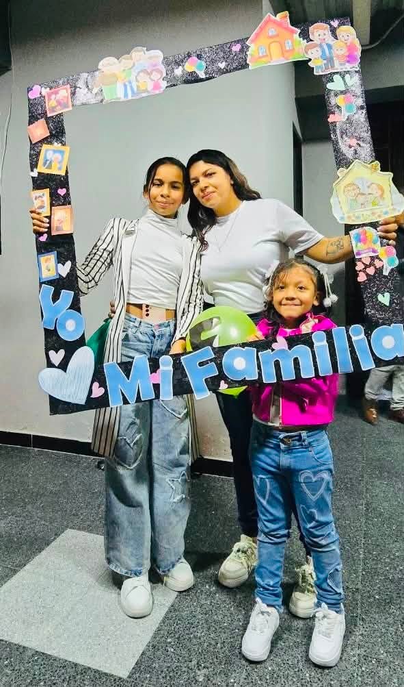 Familia reunida en una actividad de ICC Britalia
